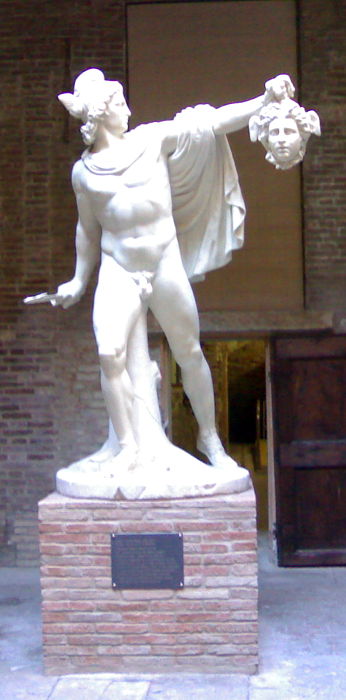 statua di morfeo nel comune